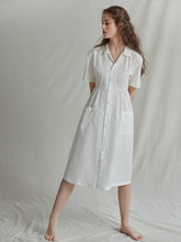 Robe en lin boutonnée sur le devant, manches courtes et coupe évasée